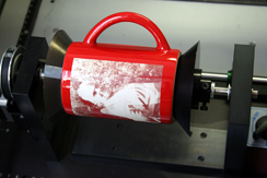 Nadruk na kubku przy użyciu lasera CO2. Laser pozwala na znakowanie zdjęć w odcieniach szarości trwale markując wyroby porcelanowe.
